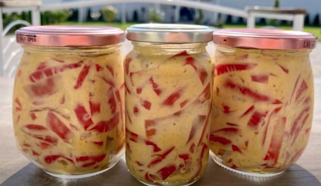 Paprike u senfu bez konzervansa: Recept za pikantnu zimnicu koja se odlično slaže uz pečenje i roštilj - featured image Paprike u senfu bez konzervansa: Recept za pikantnu zimnicu koja se odlično slaže uz pečenje i roštilj - featured image